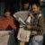 Zeitungsleser-Delhi-Main-Bazaar